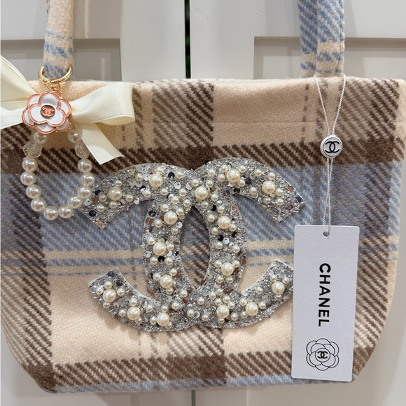 CHANEL (Novelty/GWP) Beige and Light Blue Plaid Tote - Picture 5 of 14
